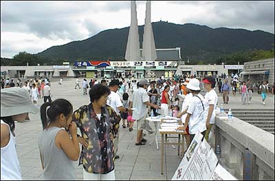 독립기념관 관람객들이 조선일보 반대 게시물들을 관심있게 읽고 있다. 